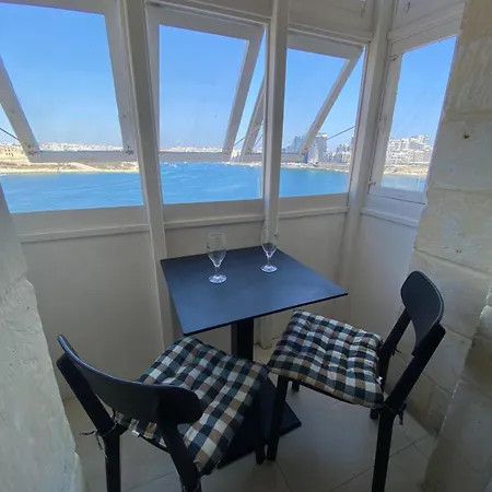 Seafront Apartament *