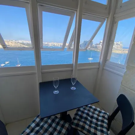 Seafront Apartment *